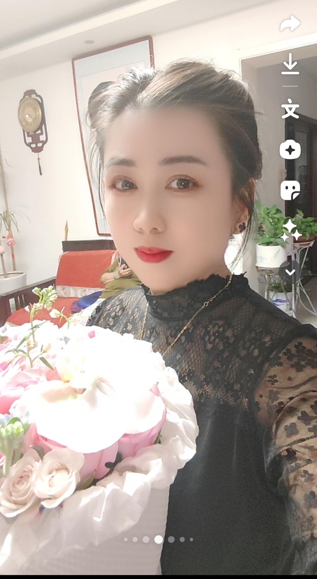 时光如梭，转眼到了快当婆婆的年纪，大儿子在外上大学母亲节没忘记给送礼物，小儿子也给送了礼物，有俩宝贝真的很幸福，再累再忙也值得！祝愿全天下妈妈都幸福平安😘😘😘