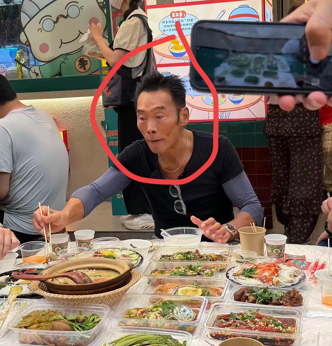 这是哪位大佬啊！吃这么多的菜