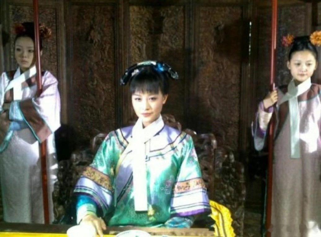 #甄嬛传# 花絮图之《浣碧登基》！哈哈哈哈哈哈后面两个侍女像在坐地铁🚈 ​​​