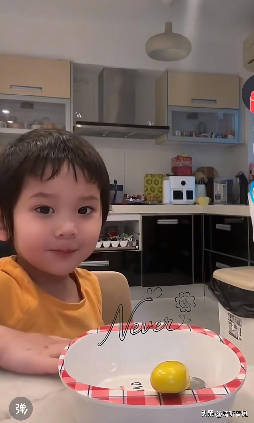 Carlos，简直太可爱啦！
Carlos是郑嘉颖与陈凯琳的三胎儿子，大名叫郑承