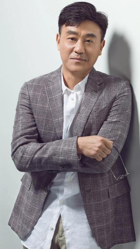 何冰，1968年生于北京，毕业于中央戏剧学院，北京人民艺术剧院国家一级演员。他深
