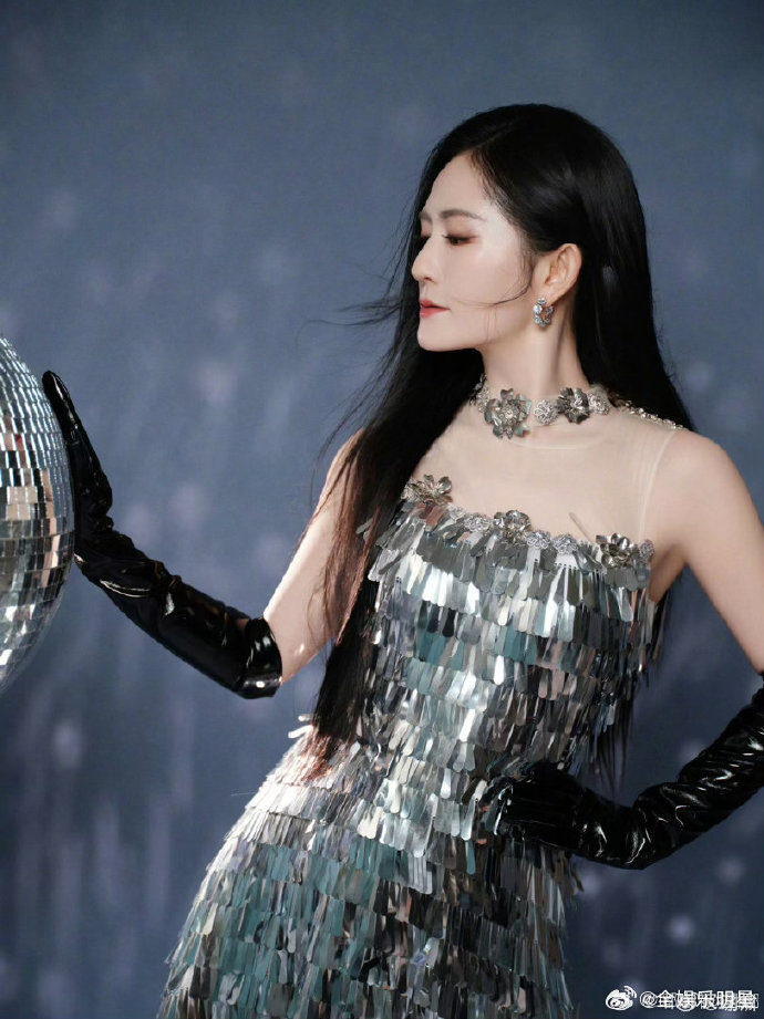 乘风2026乘风见证人谢娜已经搬好小板凳蹲节目了，好奇谢娜会带来什么小惊喜，会不