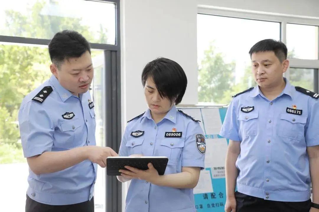 一个三级警督和一个二级警督，在给一级警督介绍和汇报工作。

从这位一级警督的警号