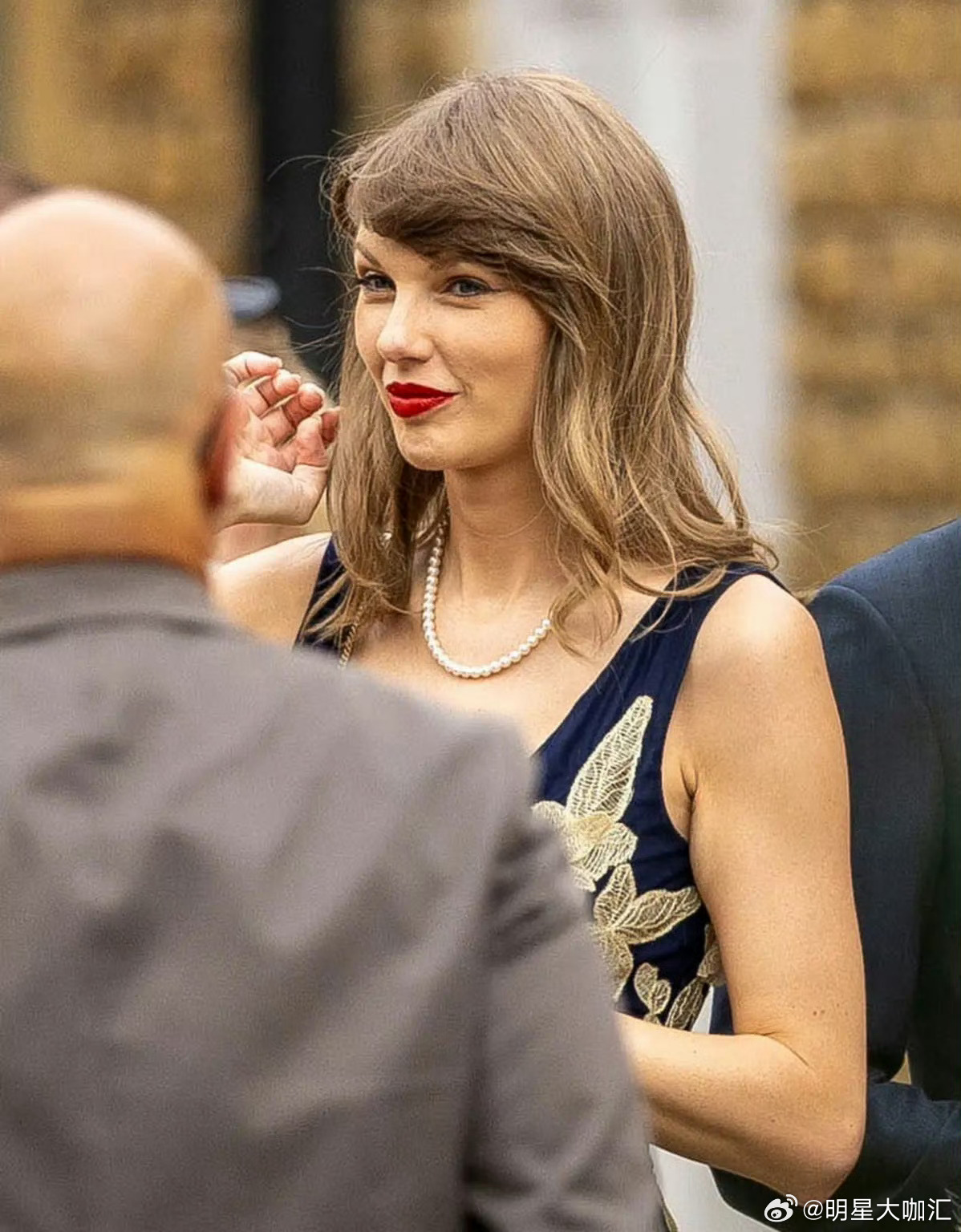 霉霉短发现身婚礼Taylor Swift惊喜亮相伦敦婚礼现场✨全新短发造型耳目一