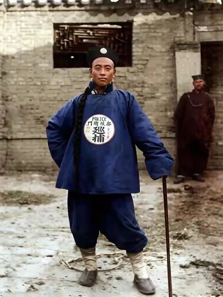 1900年，都统衙门巡捕的镜头，他叉着腰一手拄着警棍，十分高傲 