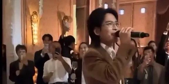 2025年11月28日晚，邱泽与许玮甯的婚礼在台北文华东方酒店热闹举行，歌手萧敬