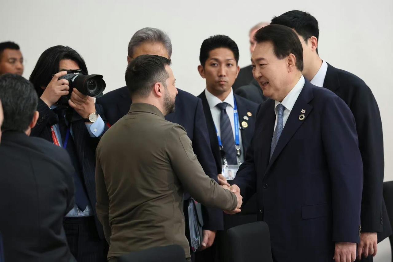 泽连斯基狠狠出了把风头

不远万里乘坐法航专机，来到日本广岛的泽连斯基，这次在岸
