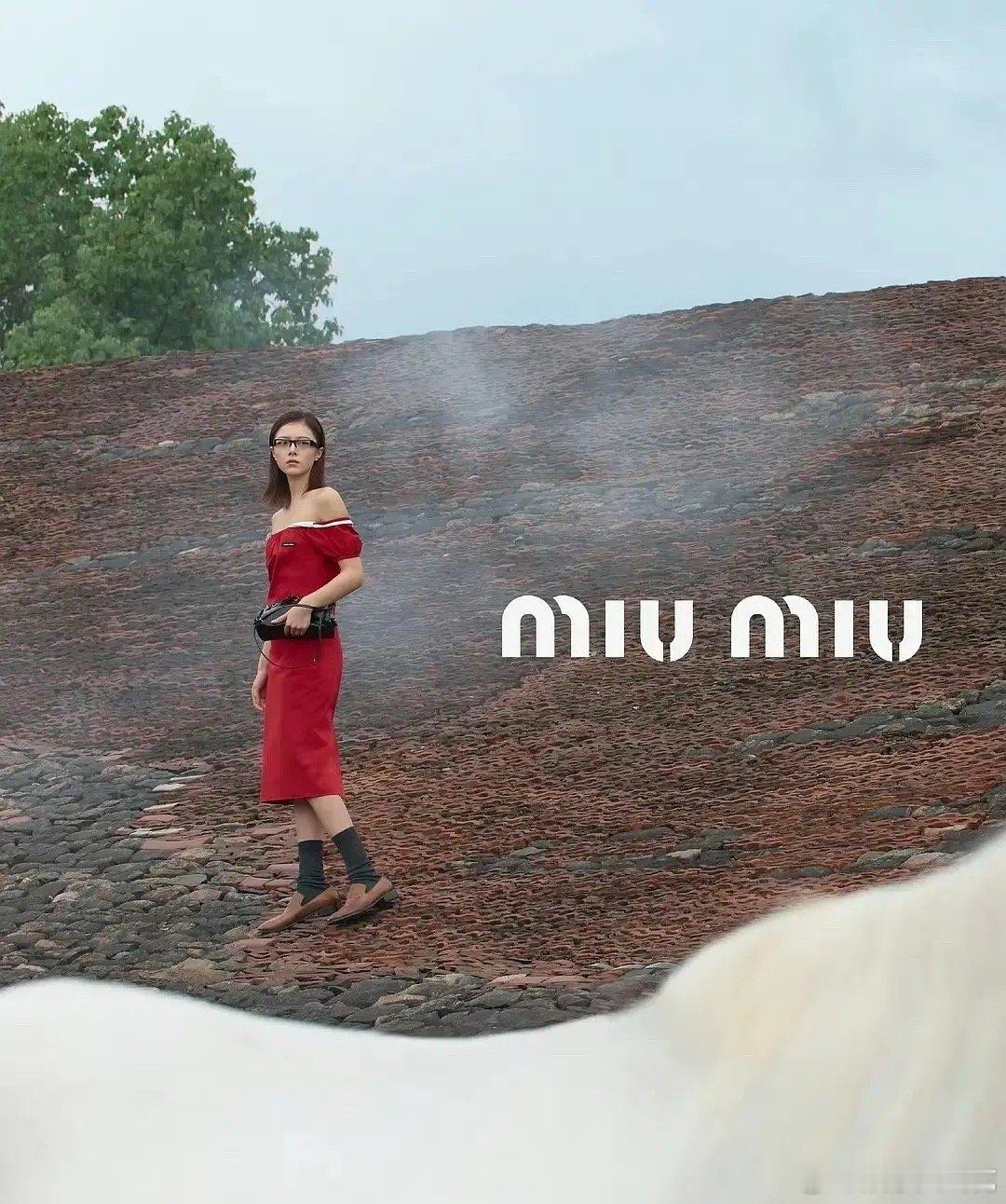 如何看待赵今麦这一次最新的miumiu造型？感觉是美女啊别再被坑了这衣服给谁穿都