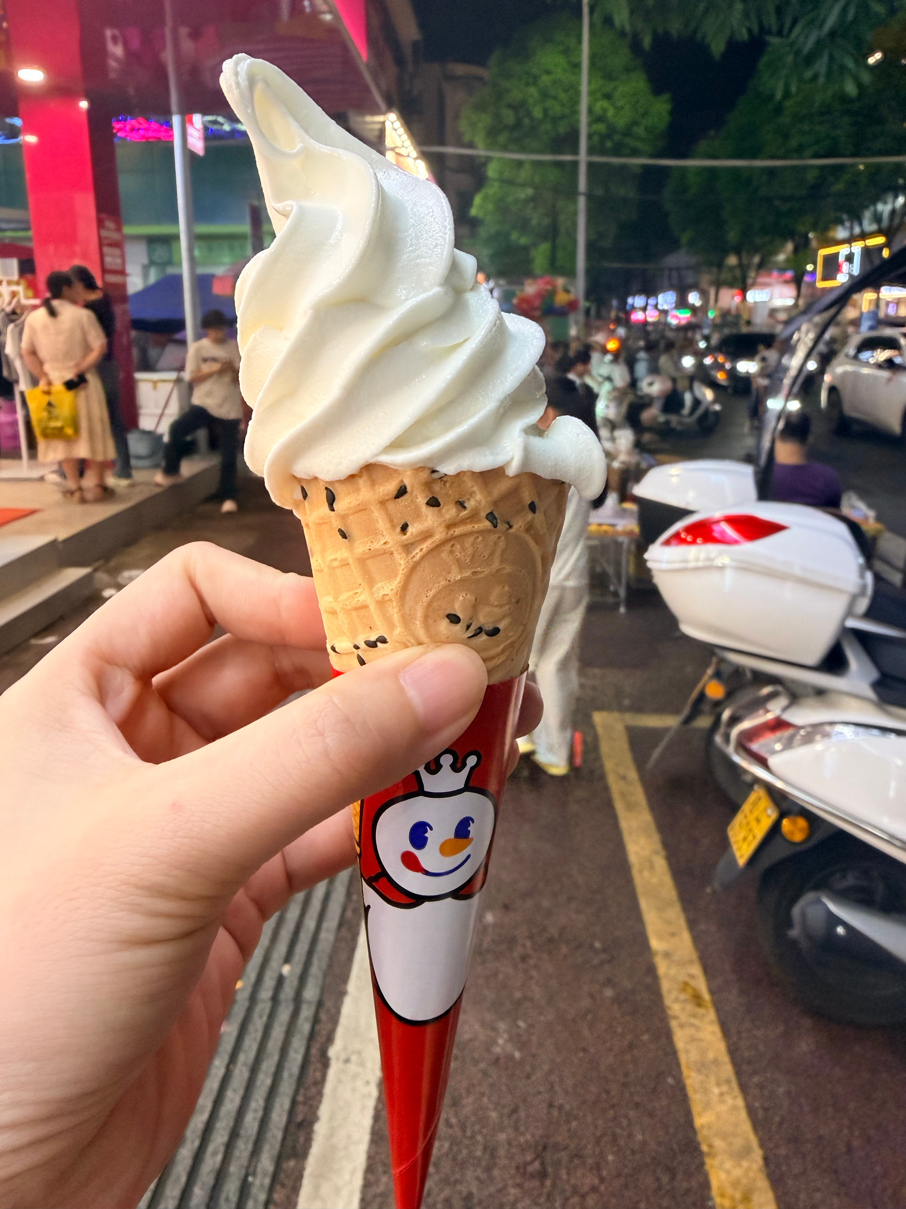 周末的快乐是与孩子们悠哉的吃着冰激凌漫无目的地在街上乱逛着[馋嘴][馋嘴][馋嘴