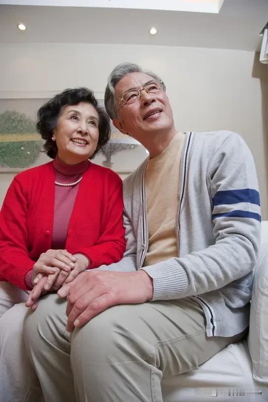男人到了70岁是否还会渴望爱情? 很多人觉得70岁男人就不该渴望爱情，人生只剩养