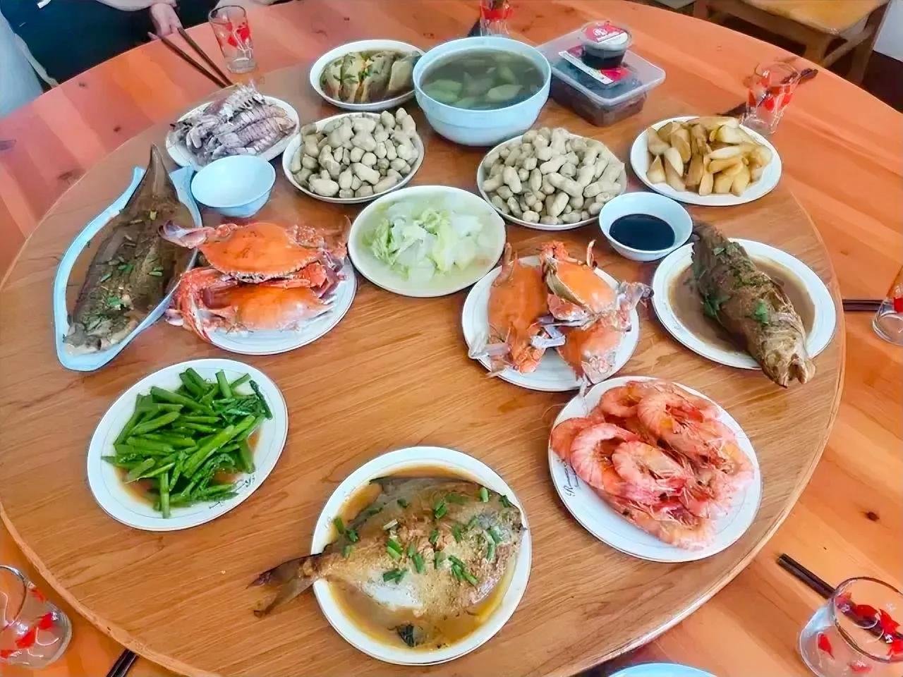 这是近期浙江舟山的家常菜，
这一桌100要吧！
海边人真有钱啊[笑哭]