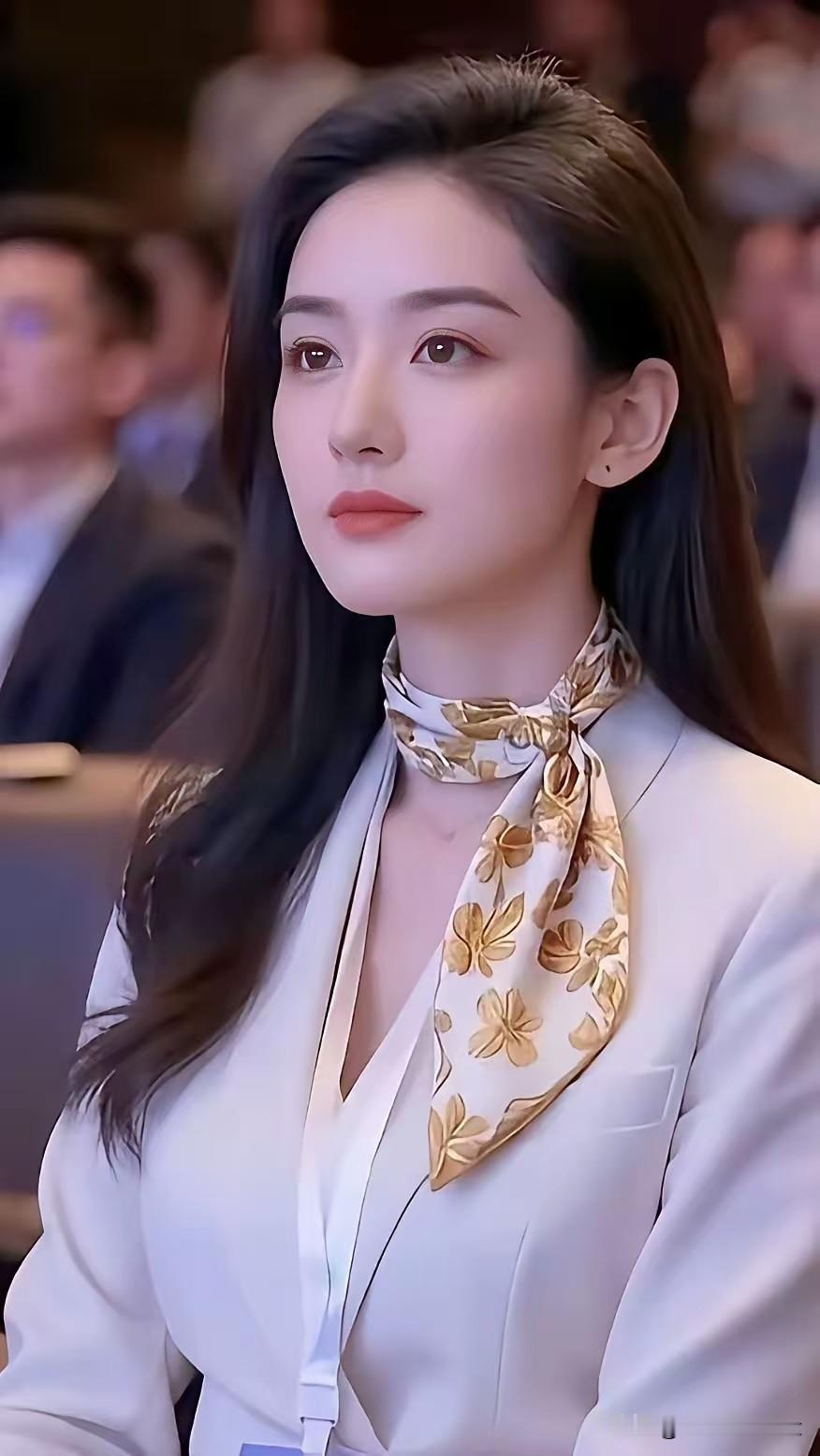 题会中丽人
 
素衣金饰映清眸，静里藏锋意未流。
一瓣丝巾轻系颈，风华自向座中收