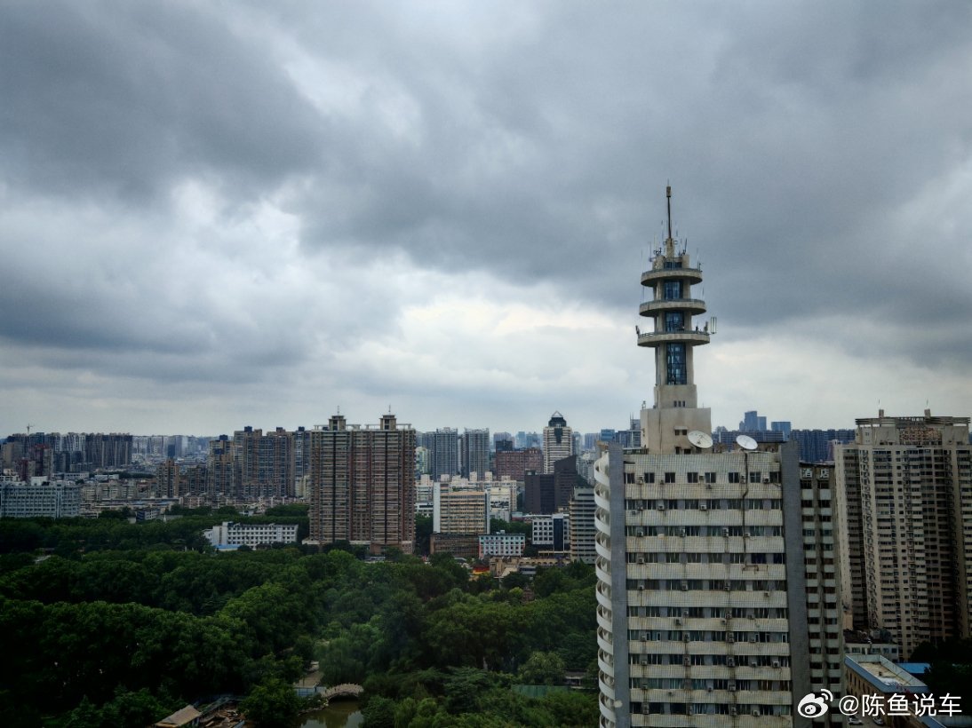 这个天为啥还是这么热，都秋天了，不应该秋高气爽的嘛[笑cry] ​​​