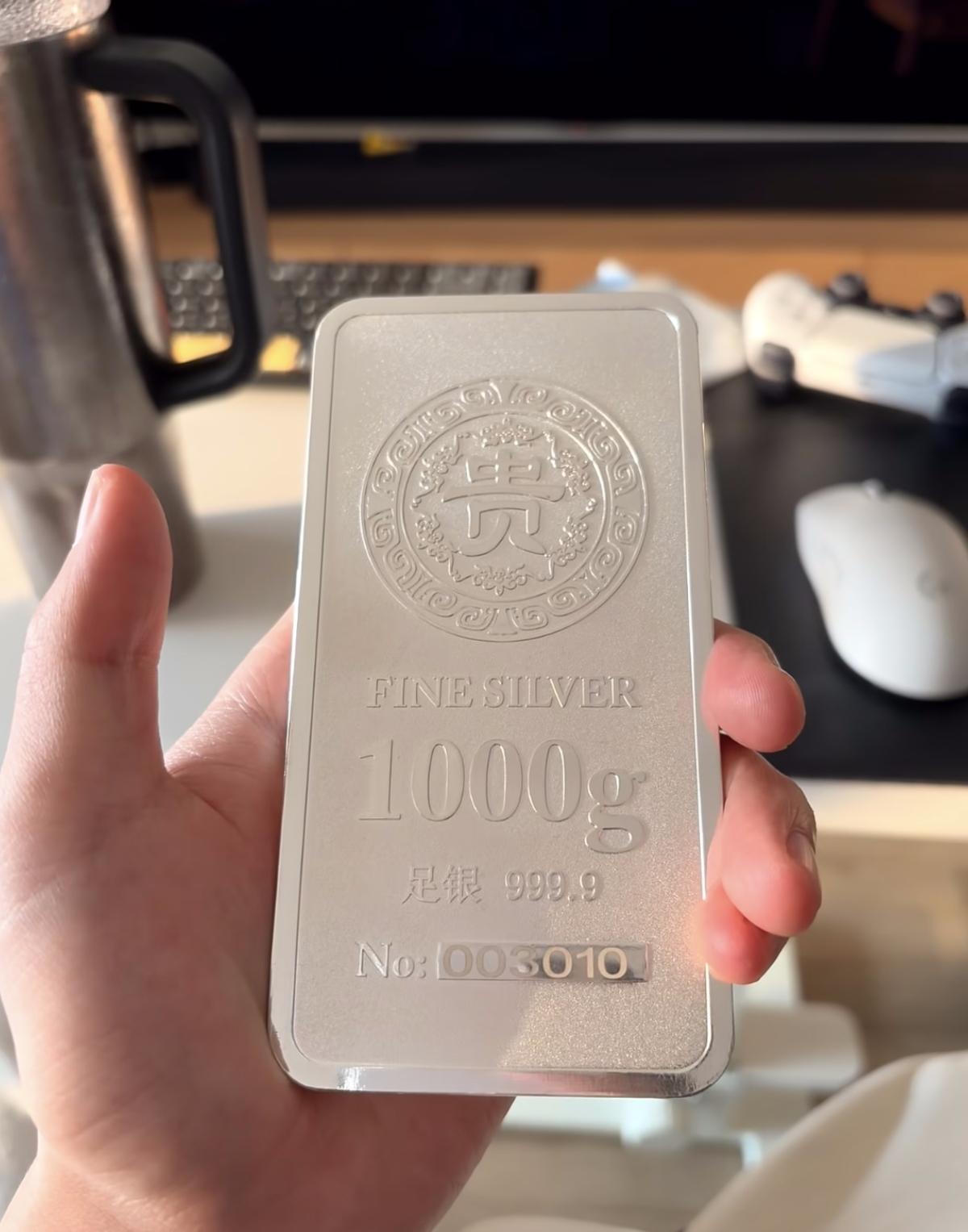 我问了在金店工作的小姑，
现在的白银还能购入吗，
我小姑一脸震惊，贴近我耳旁悄悄