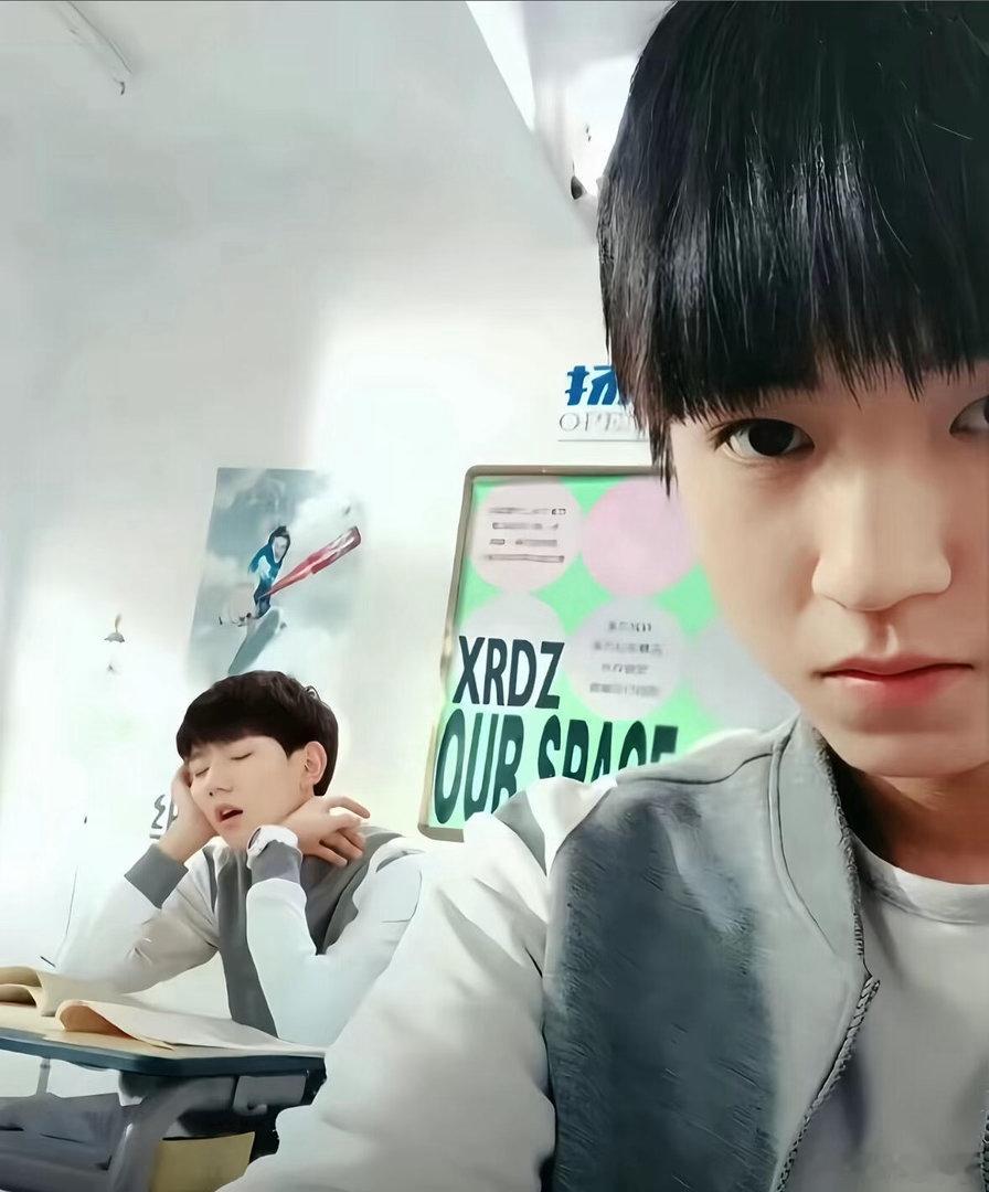 TFBOYS手里存的对方图太多王俊凯王源易烊千玺手里存的对方图太多“手机里存的你