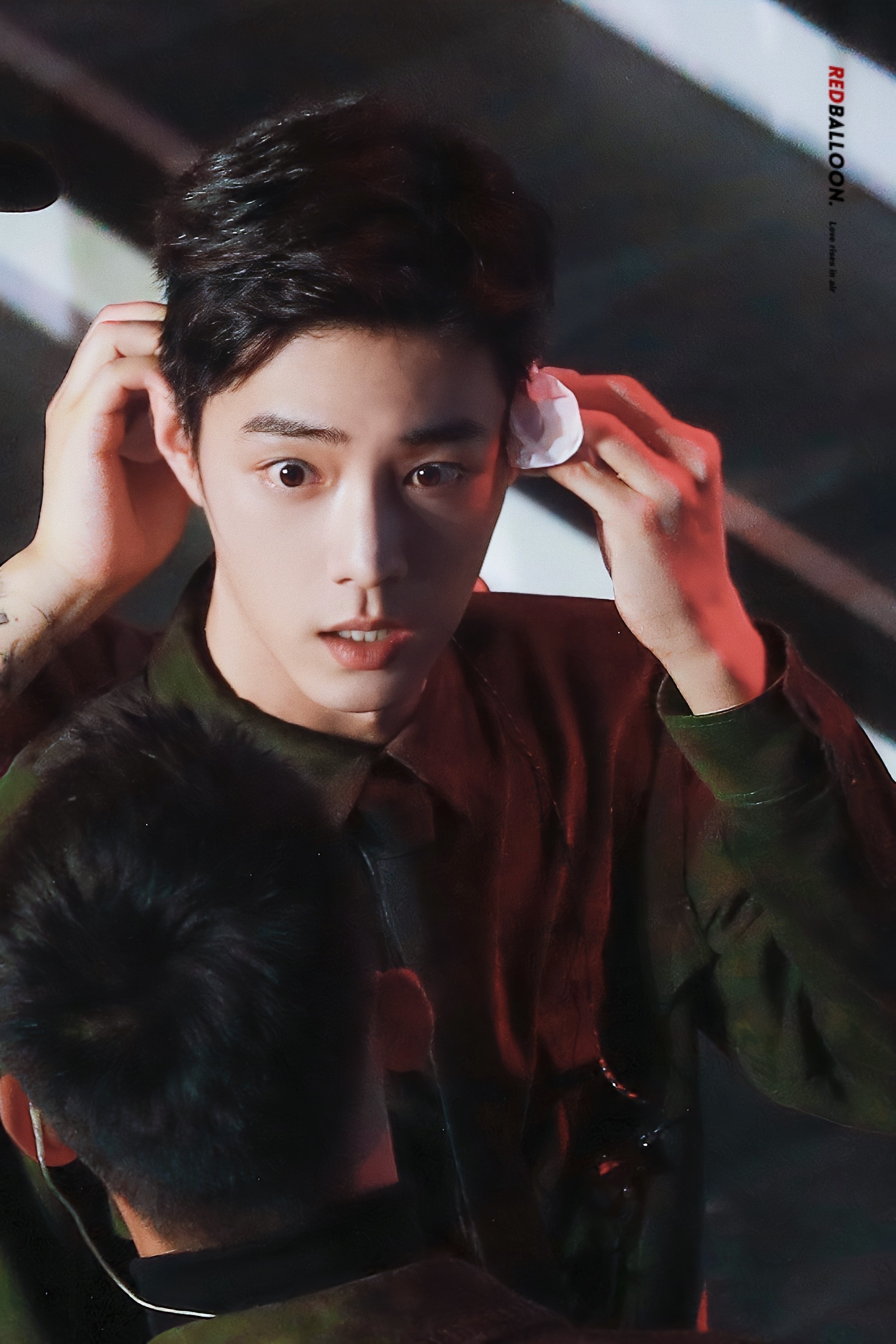 画画博主用镜面反射原理画肖战鲜衣怒马少年时，不负韶华行且知。站姐发的早期肖战📮