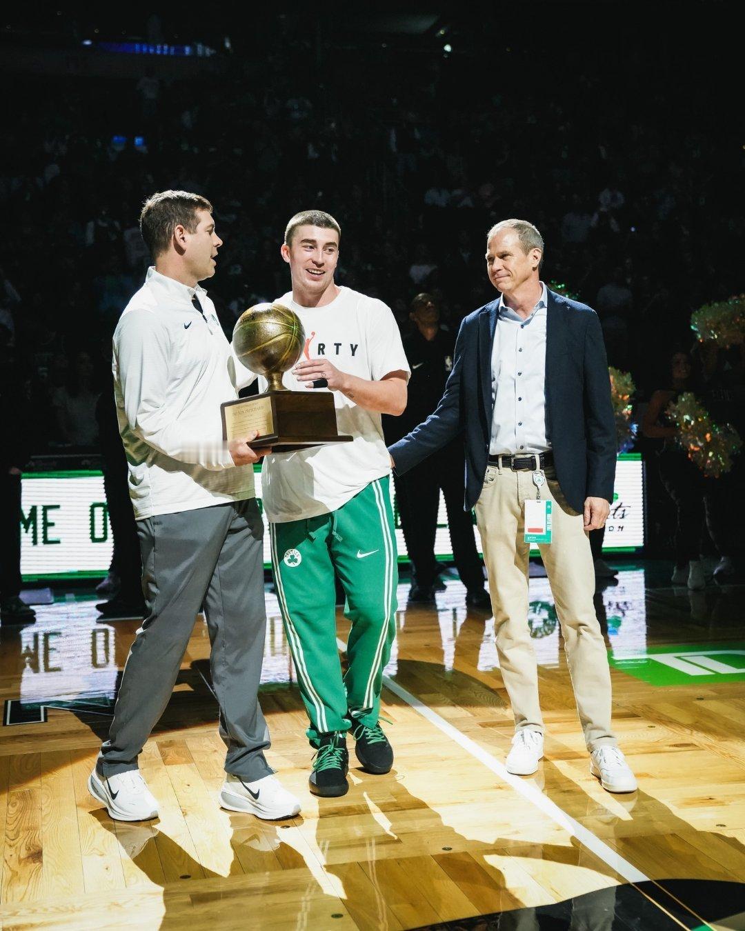 凯尔特人图库 荣获凯尔特人队奥尔巴赫奖，坐稳东部第二球队的首发控卫角色。本赛季，