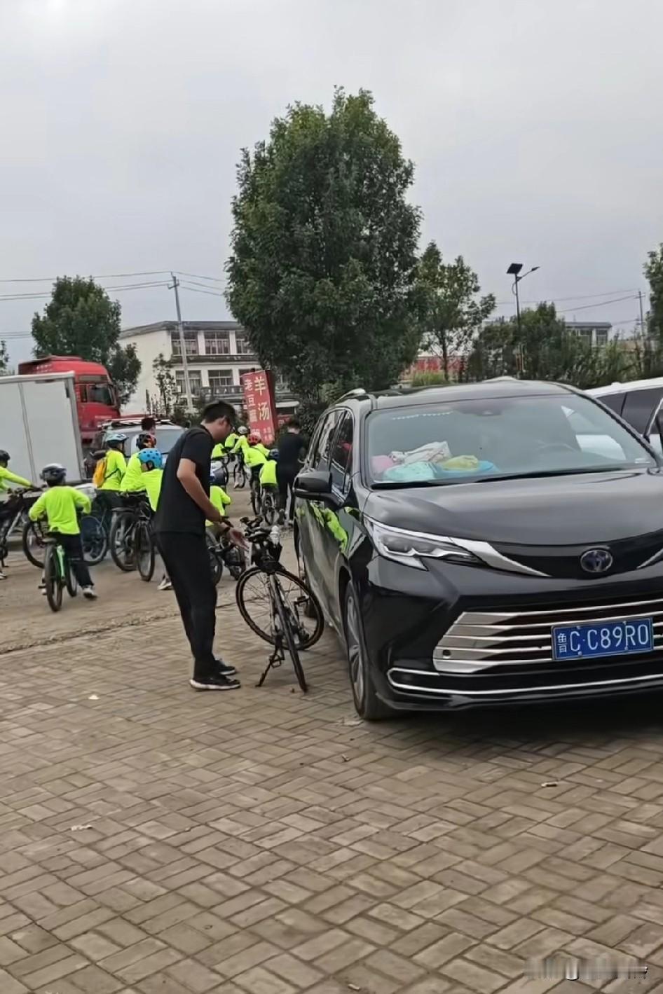 淄博这个教育机构疯了，带着一群小学生在国道骑车，路上全是重车，拿孩子生命开玩笑