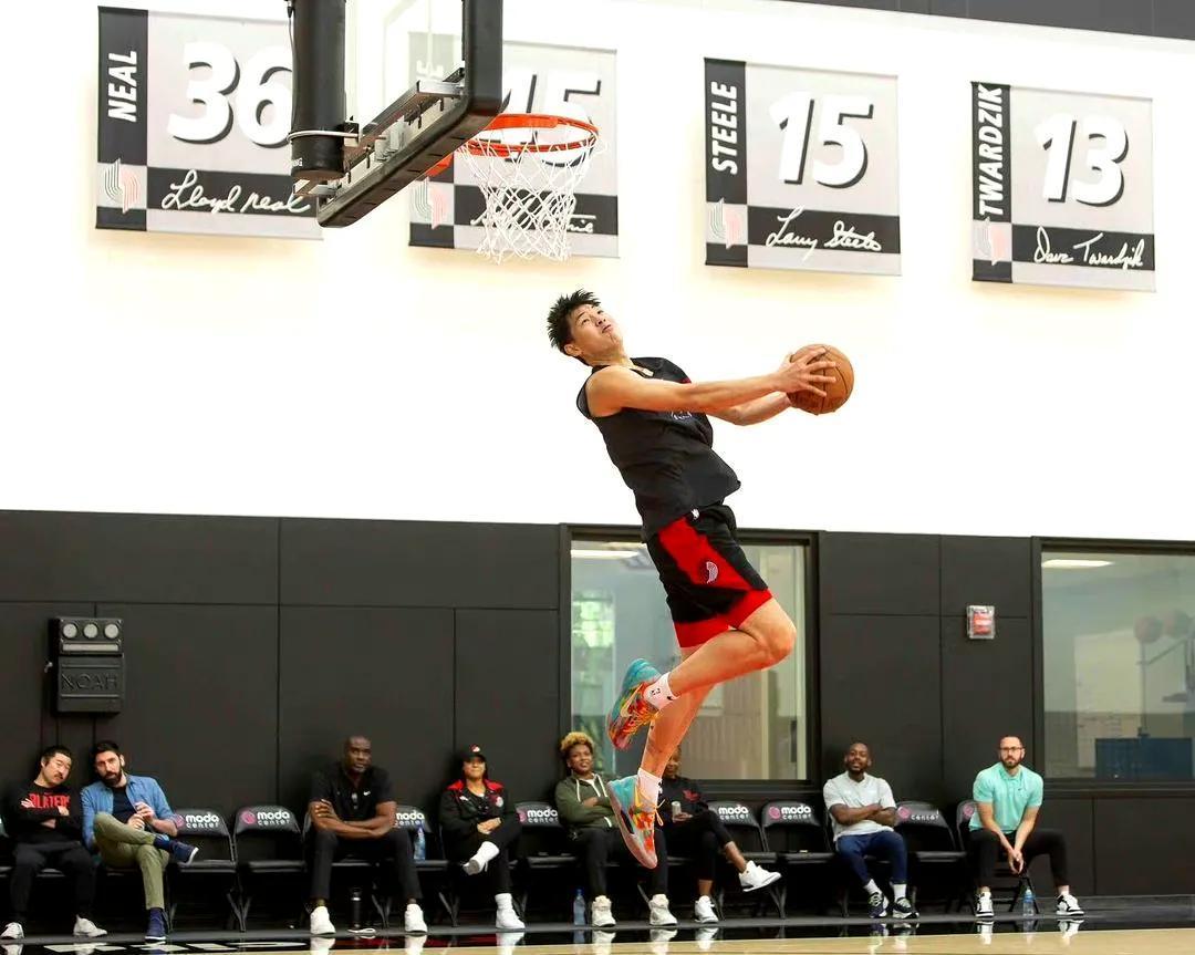 崔永熙肉眼可见的进步了！出手速度明显加快了，也减少了沉球向上举球的动作，出手快、