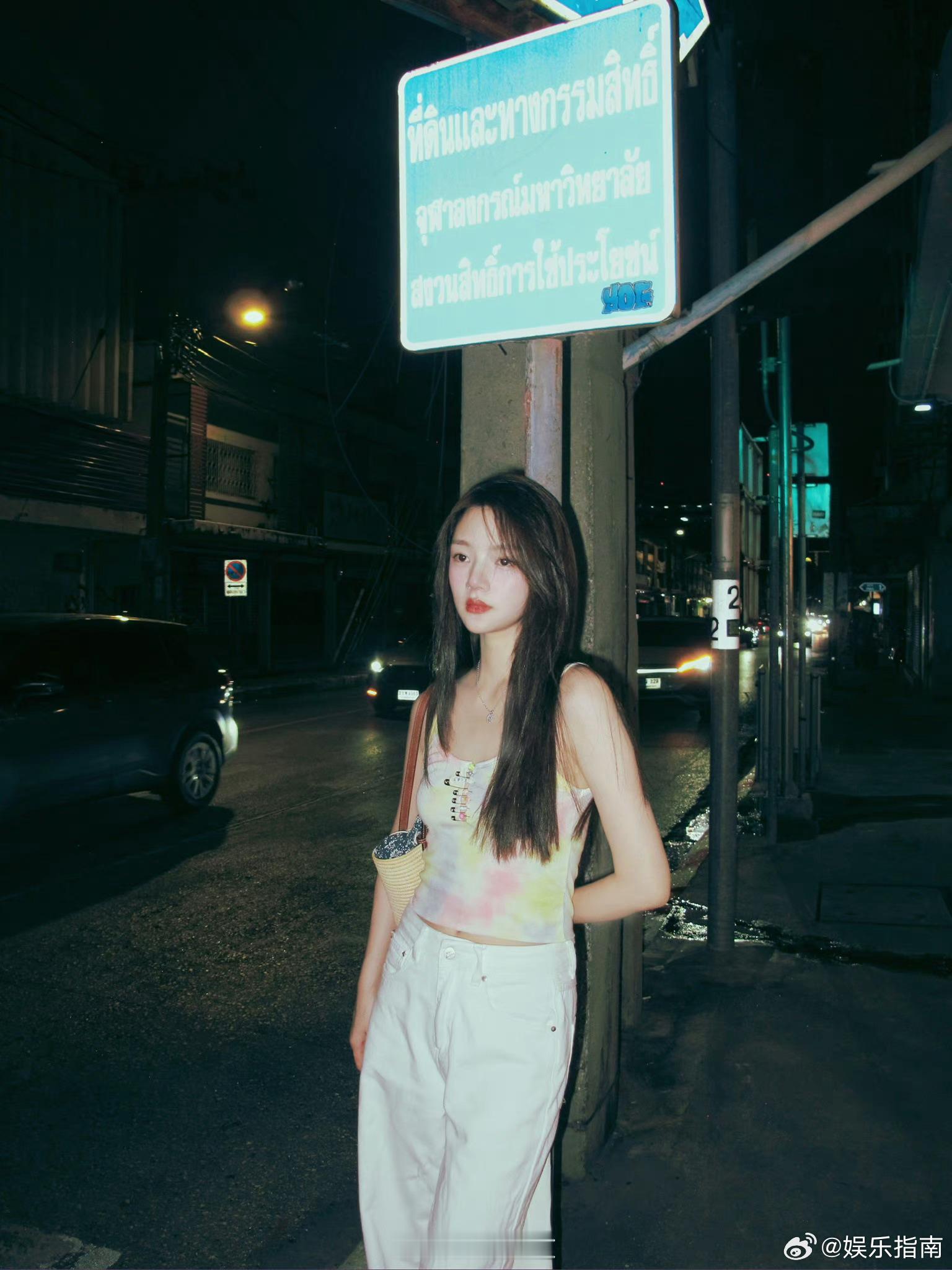 任敏city walk，小吊带妥妥的辣妹，迷死谁啦 ​​​