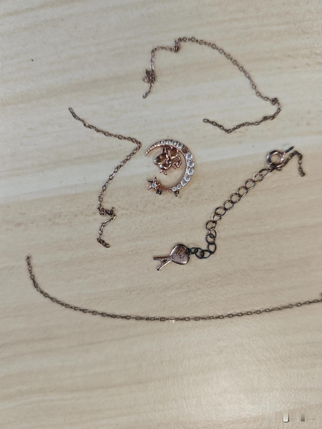 寒心了，准备从此远离我的好闺蜜。

高中同桌同宿舍的闺蜜，自高中毕业后去上海打工