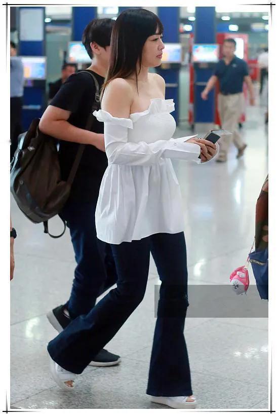 钟丽缇太懂“扮嫩” ，穿抹胸上衣秀锁骨肩，举手投足都流露出迷人的气质。凹凸有致的