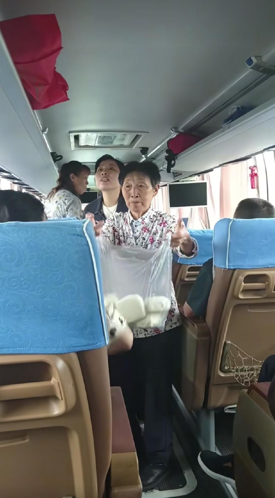 大暴雨中，一辆客车因高速路面积水，堵在了路上。一位老人的举动。让人感动暖心了。