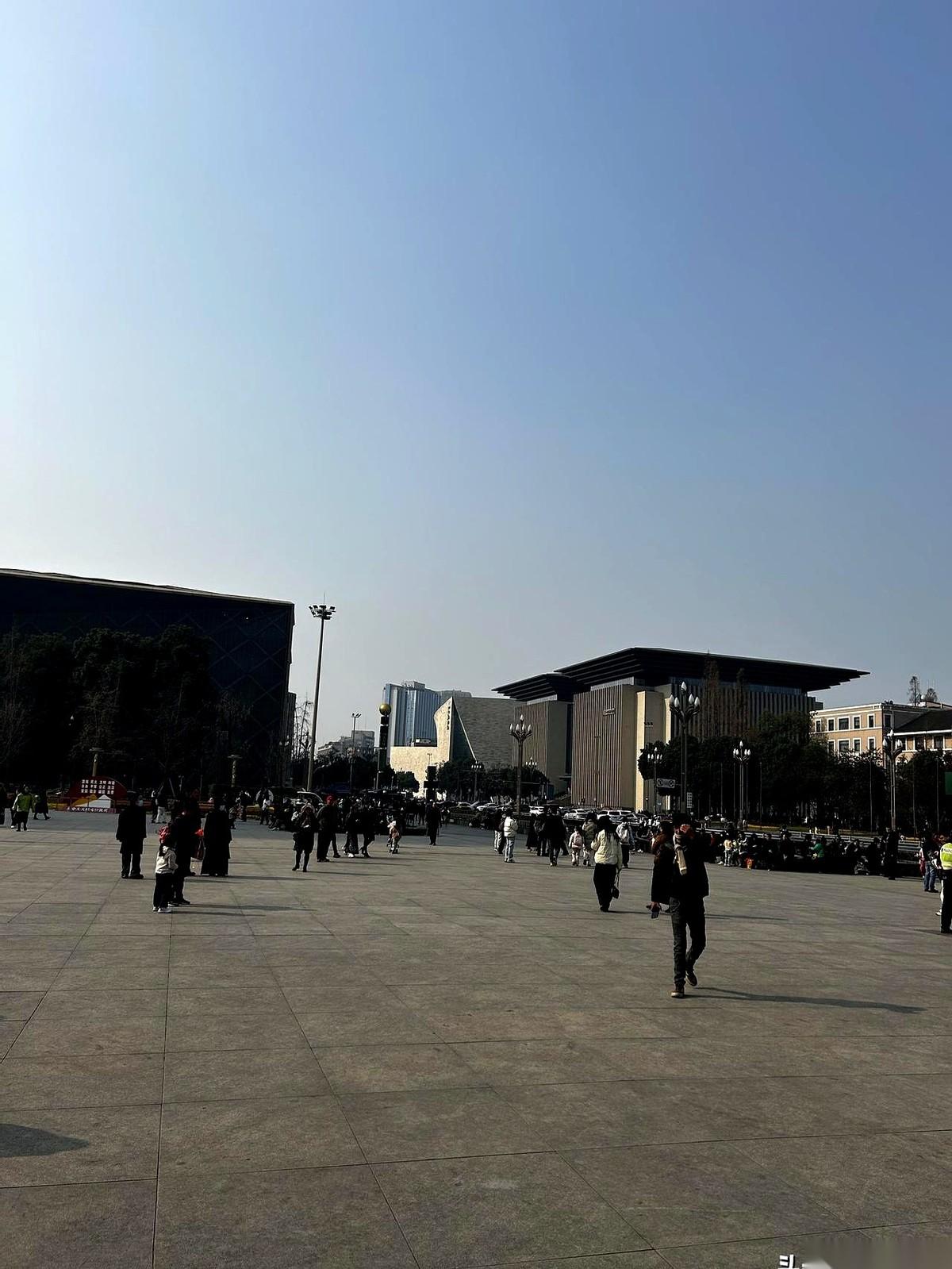 成都买房，有个账算得是真扎心。
手握200万，一头扎进成华区，换一套紧巴巴的小三