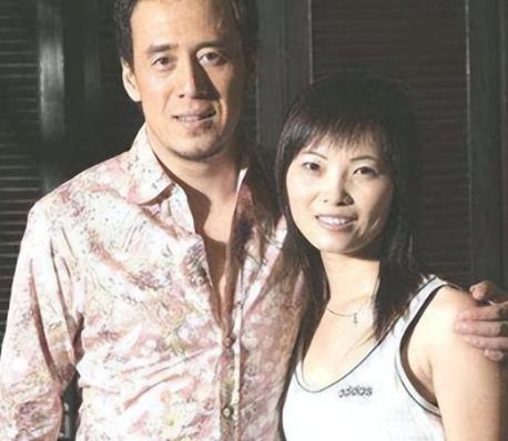 1996年，白雪宣布和杨坤分手，临别前，她扯下脖子上的项链递给杨坤，说道：“留个