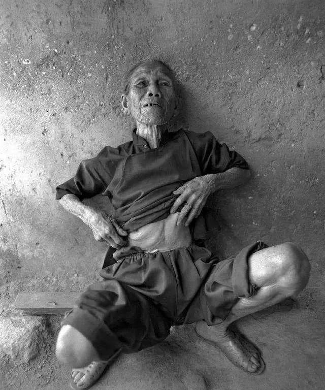 1937年，一年轻女子“女扮男装”要逃出南京。突然，鬼子对她“摸裆”检查，得知她