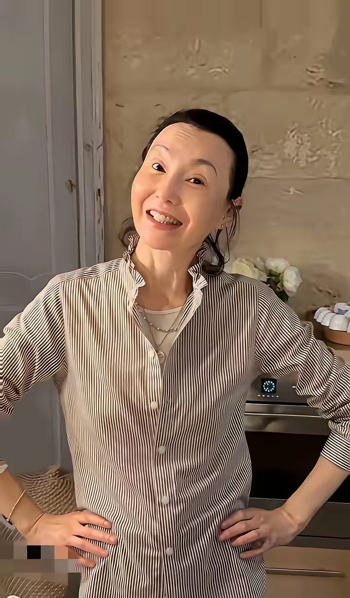 看来年轻时再好看，老了都一样，都是老太婆一个。谁敢想这是张曼玉啊？ 