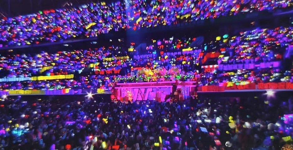 时代少年团演唱会，花车巡游居然时代少年团全部没上，只有玩偶和伴舞，内娱第一次