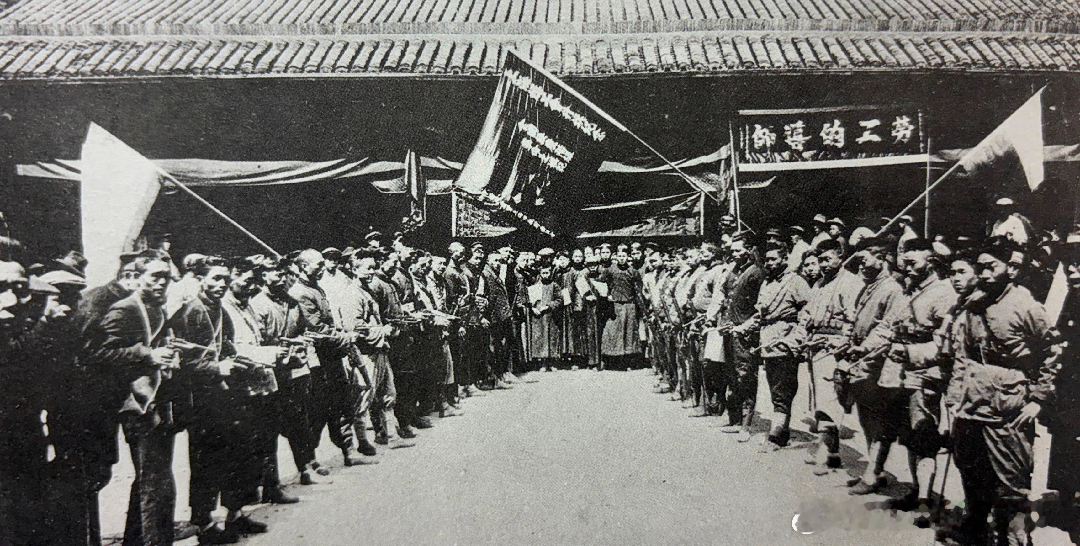 1927年3月27日上海总工会在湖州会馆大厅前举行升旗典礼，中共上海区委赠“全国
