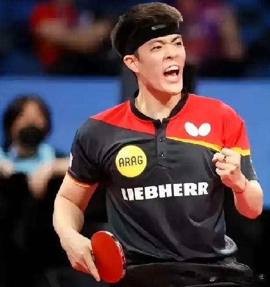 乒乓球混合团体世界杯第二轮循环赛第六轮，德国队VS中国香港队。
  第一盘邱党考