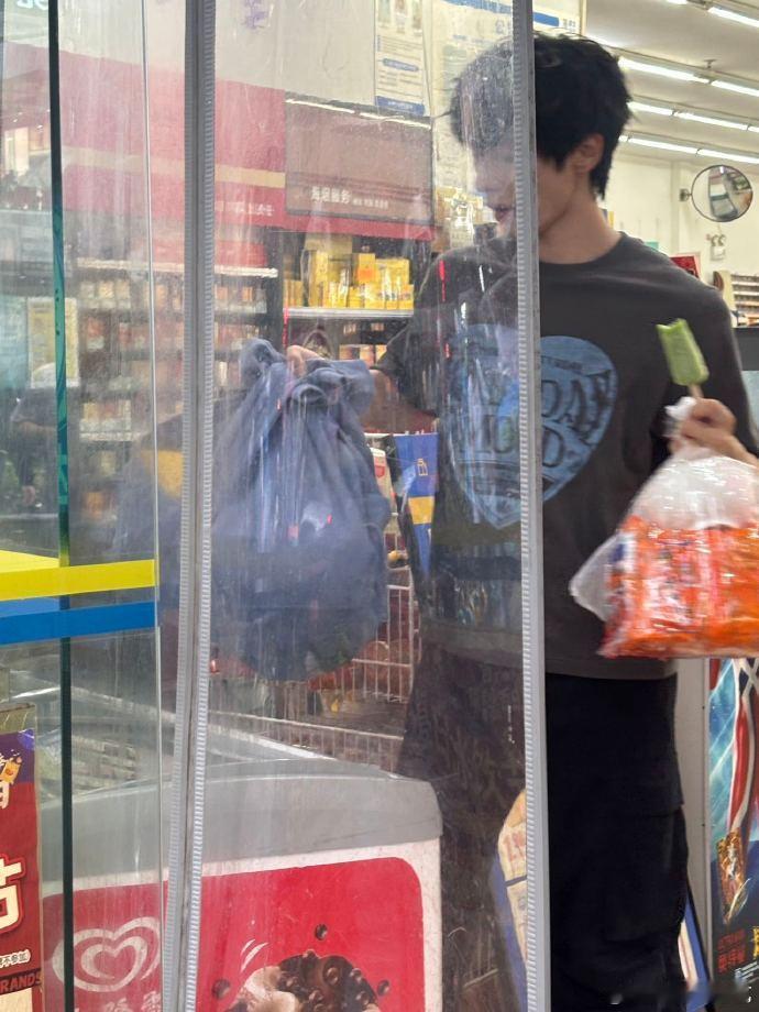 颜安带30包泡面出国 30 包泡面！颜安直接开启 “泡面富翁” 模式，拎着沉甸甸