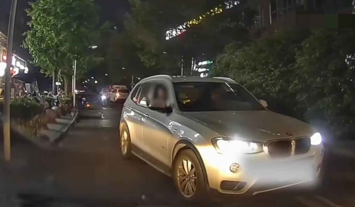 近日浙江，一女子晚上7点开车在路上正常行驶，突然，迎面开来一辆车，该车不仅逆向行