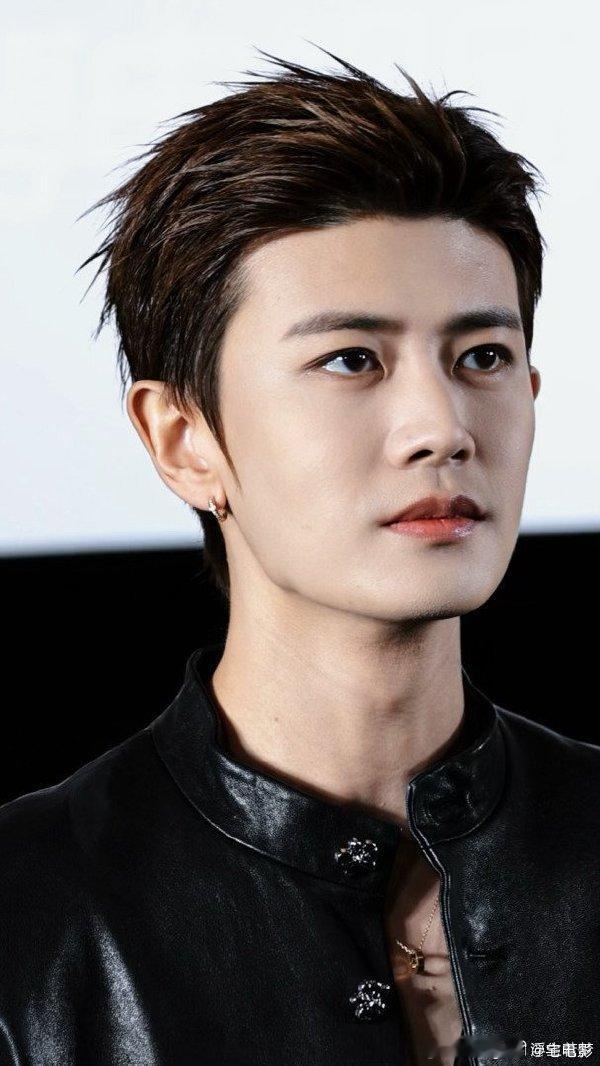 任嘉伦贴王鹤润五官谁懂啊！任嘉伦和王鹤润的五官拼接图，我鼓起勇气点开，结果直接被