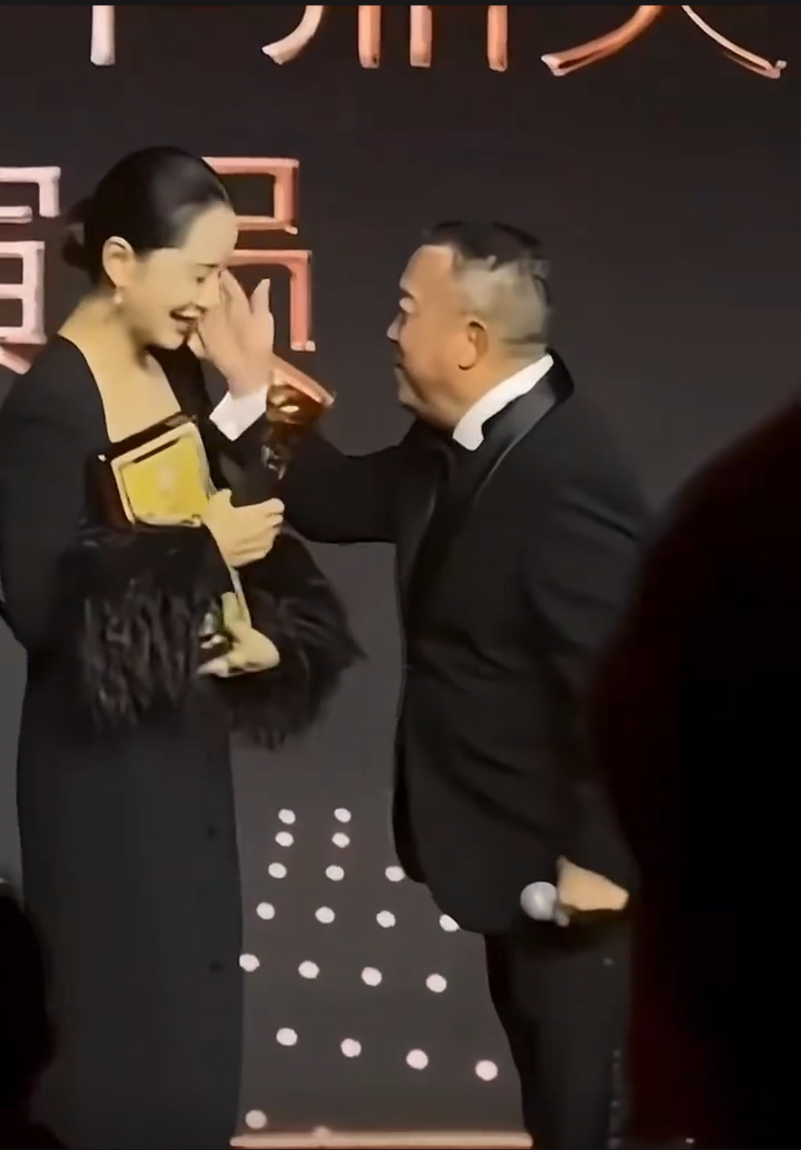 曾志伟摸海清的脸  没觉得有什么不适，一个长辈对晚辈表达喜爱的方式而已！再说在大