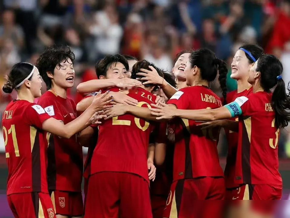 13年不胜，对手却把我们捧上天。
对手主帅、后卫，排着队给我们戴高帽。说我们是