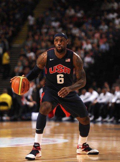 【詹姆斯：想作为最好篮球员被记住】北京时间8月27日，常规赛MVP、NBA总冠军