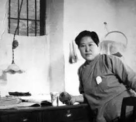 1935年施剑翘在天津居士林刺杀孙传芳后被捕入狱，这张监狱留影记录下当时场景，她