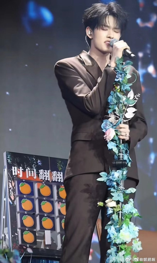 张极生日会首唱原创单曲张极直播曾经的小孩已然成长，用原创撑起一片天，张极，我们永