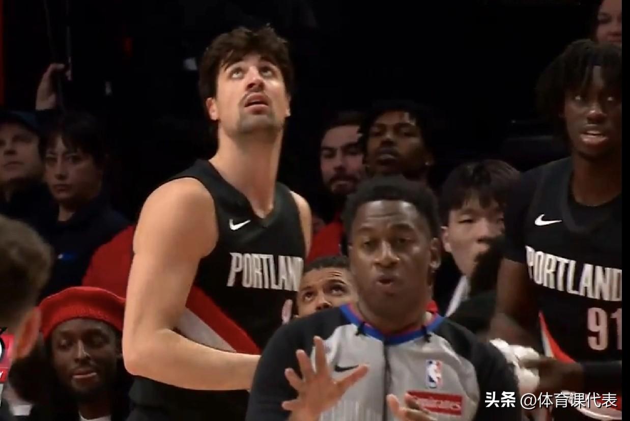 开拓者主场迎战篮网，罗威缺阵，杨瀚森上半场坐冷板凳，开拓者领先篮网18分！北京时