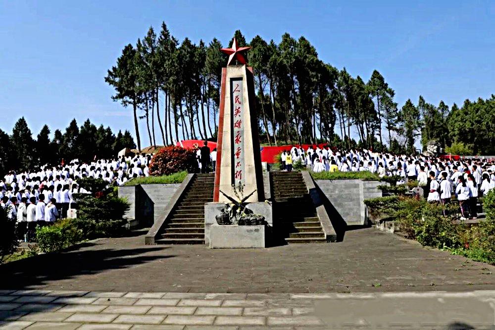 阆中市白塔中学清明开展祭英烈祭扫活动

4月1日上午，阆中市白塔中学全体七年级学