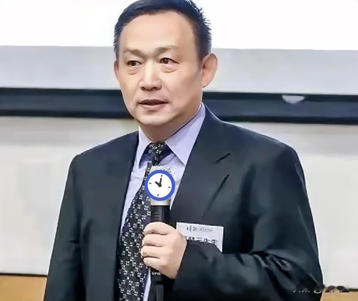 现在一听见“国际经验”这四个字，我就觉得不对劲。

卢麒元算是把有些人的底裤扒下