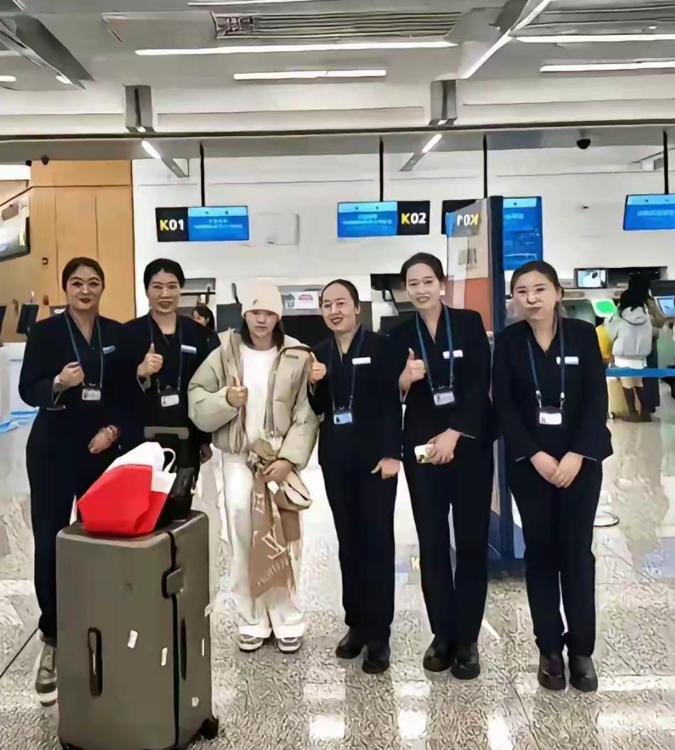 全红婵这姑娘，凭啥被偏爱？赛场上，她是“水花消失术”的王者；生活中，她亲和、真诚