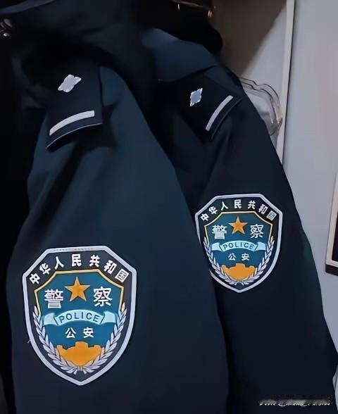 人民警察首次整体换“战袍”的新闻刷屏了。说啥的都有。但相比其他政法部门，公安警服