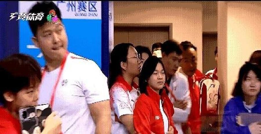 吴薇在关键时刻紧紧拥抱全红婵，这一瞬间让无数观众开始追问这位幕后支持者的身份。