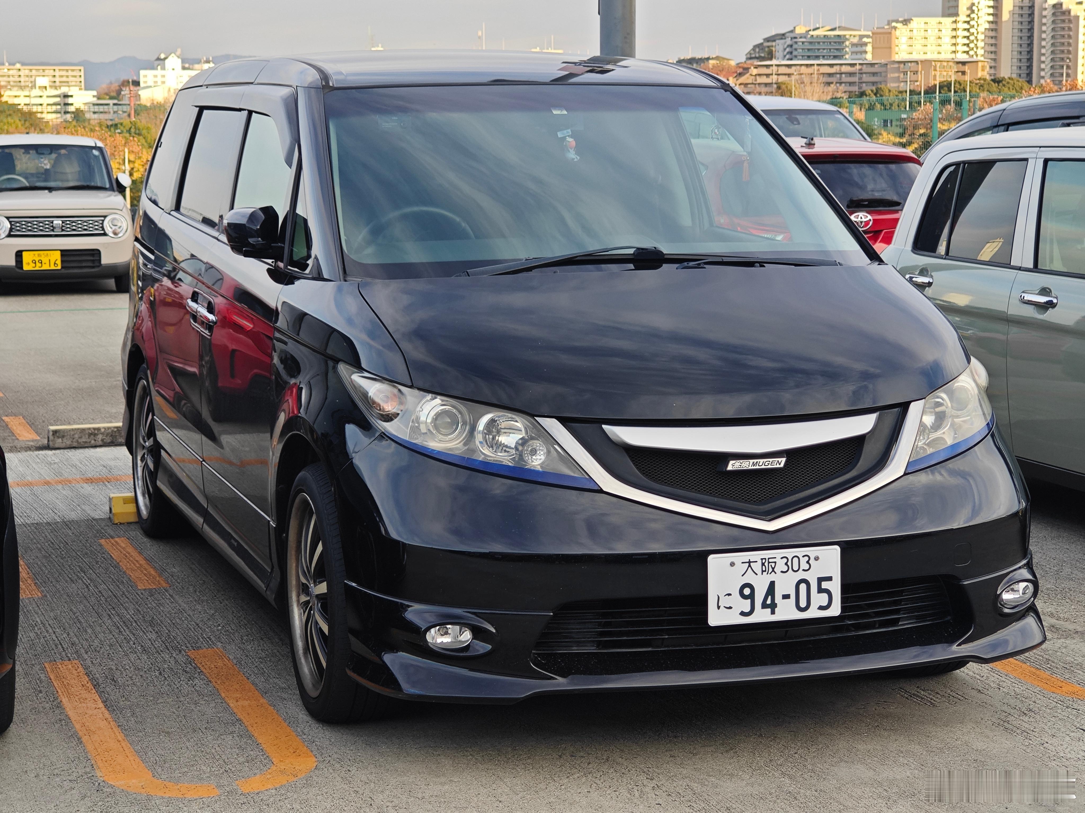 型车街拍  偶遇非Prestige版本田艾力绅V6，从尾灯看是初代后期款。普通版