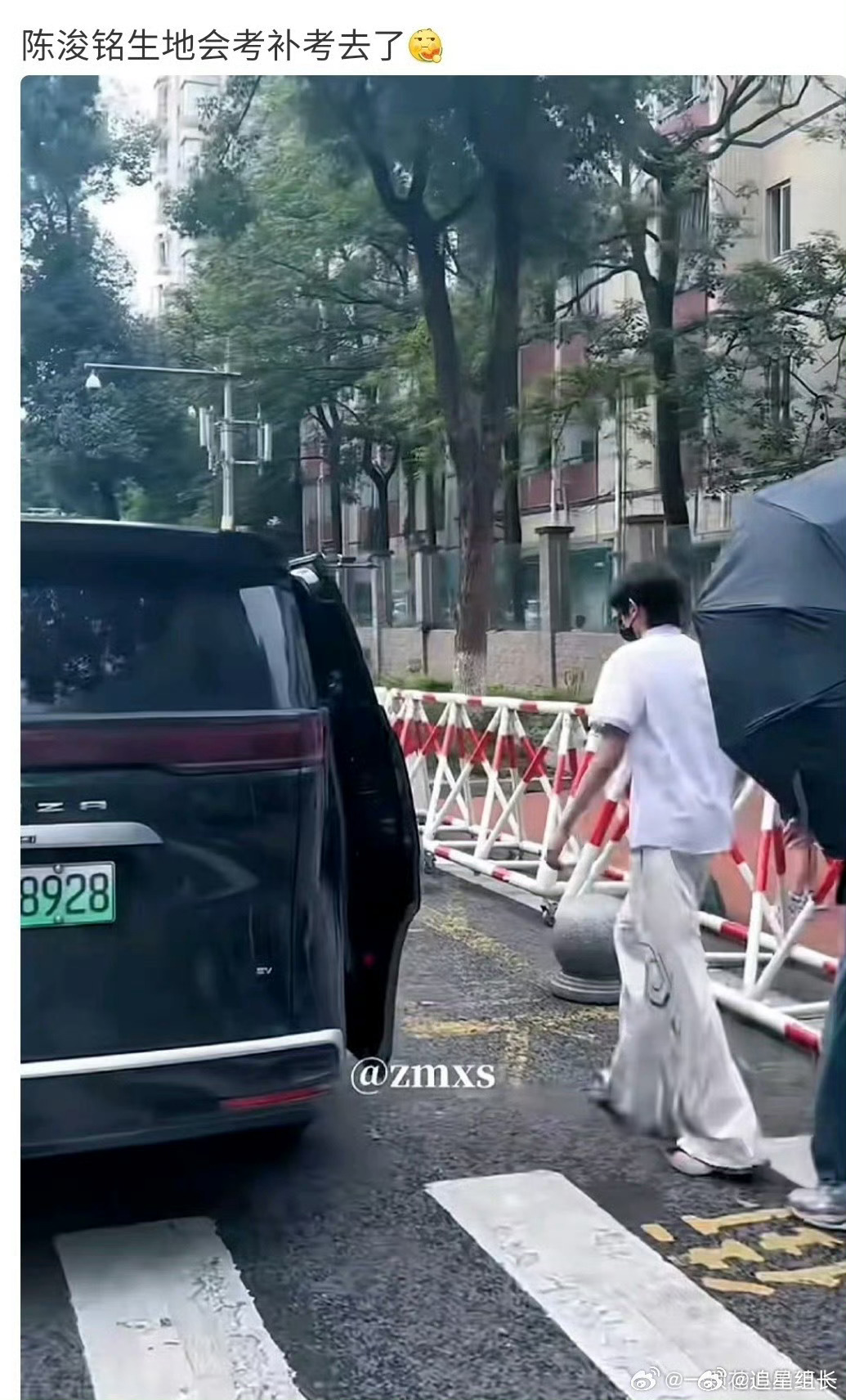 陈浚铭生地会考补考有网友爆料陈浚铭生地会考补考，图片系6月30日他回重庆学校参加